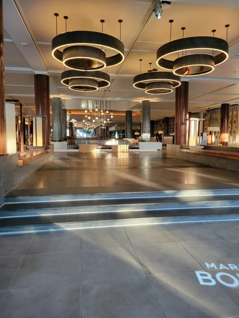 Hall d’un hôtel haut de gamme avec escalier