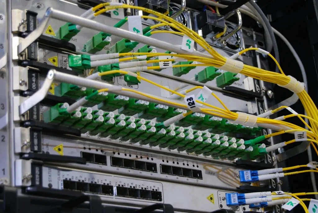 Câbles à fibre optique raccordés à un commutateur réseau en baie