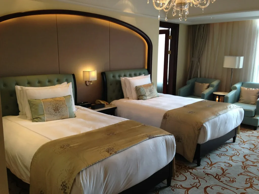 Chambre d’hôtel haut de gamme avec deux lits