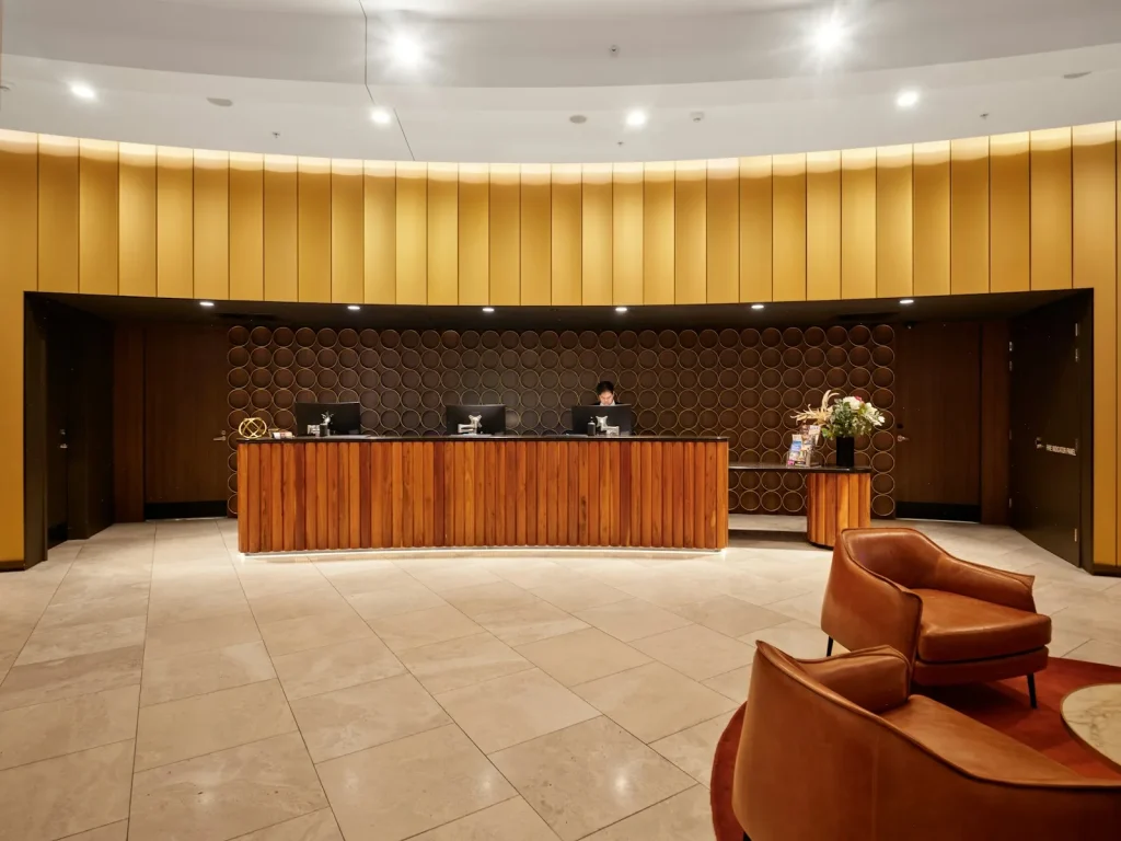 Réception d’hôtel avec mobilier en bois et espace d’attente