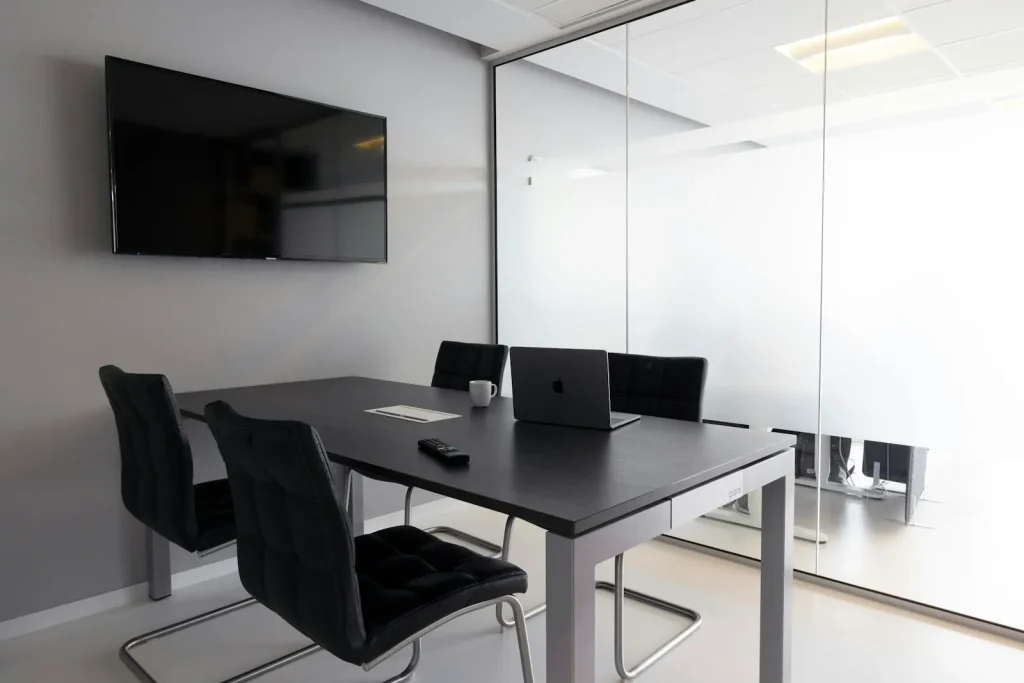 Salle de réunion équipée d’un écran